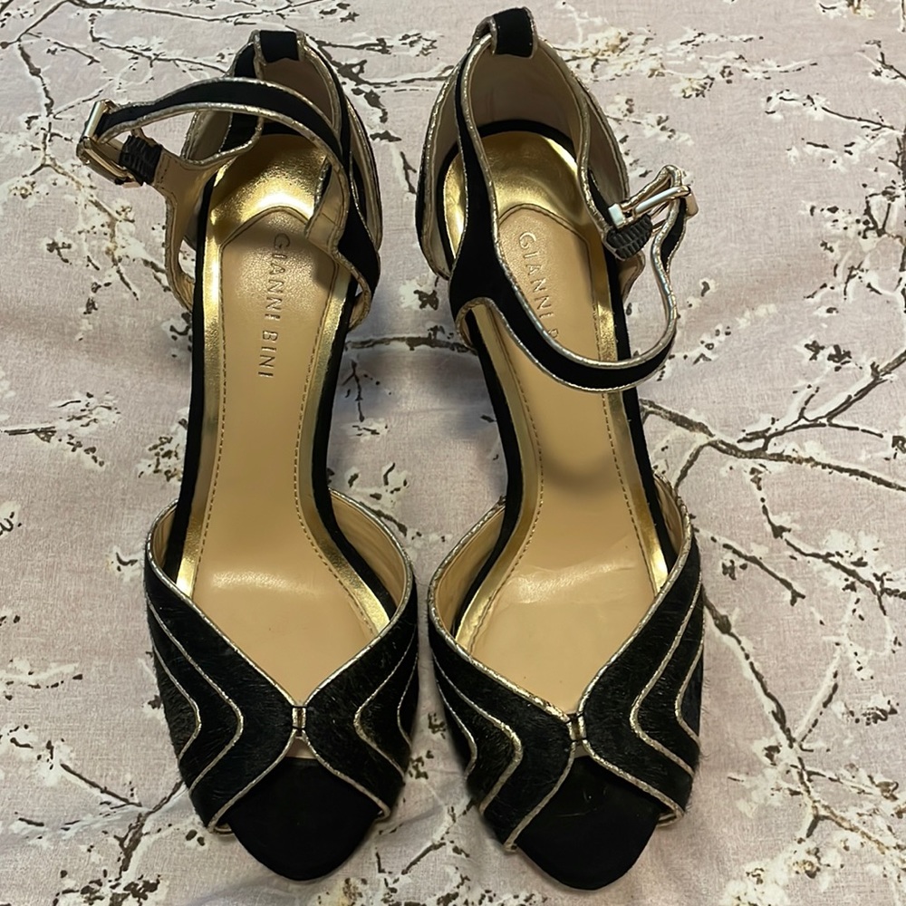 Faux fur and black suede platform sandals by Gianni Bini size 10